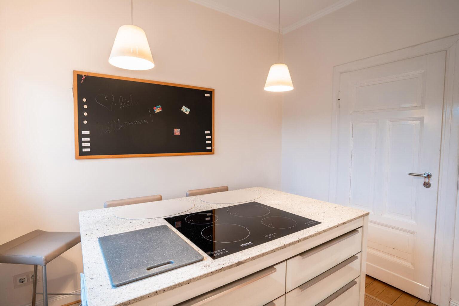 Blick in die Küche der Ferienwohnung StadtChalet