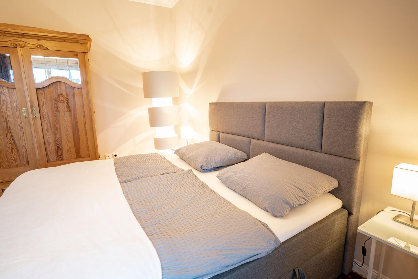 Doppelbett im Schlafzimmer der Ferienwohnung StadtChalet