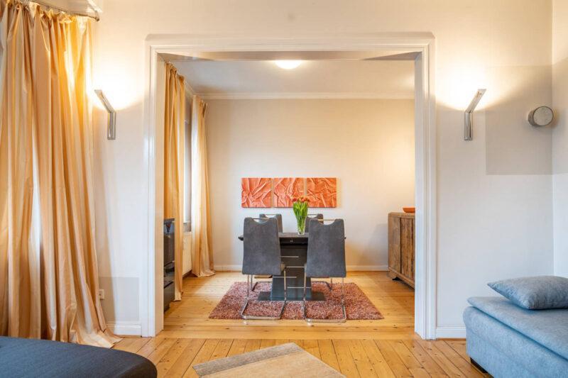 Blick ins Esszimmer der Ferienwohnung StadtChalet