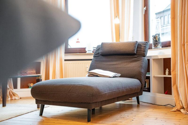 Liege im Wohnzimmer der Ferienwohnung StadtChalet